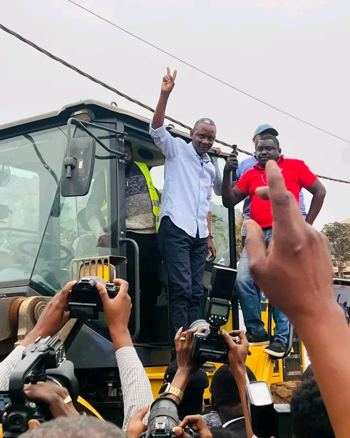 Matadi : le ministre des Infrastructures John Banza Lunda lance officiellement les travaux de bétonnage de l’axe Mikalukidi–Les Copains