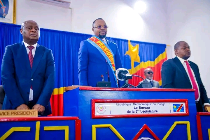 Session extraordinaire Papy Mantezolo Diatezua appelle à la Cohésion lors de son discours d'ouverture.