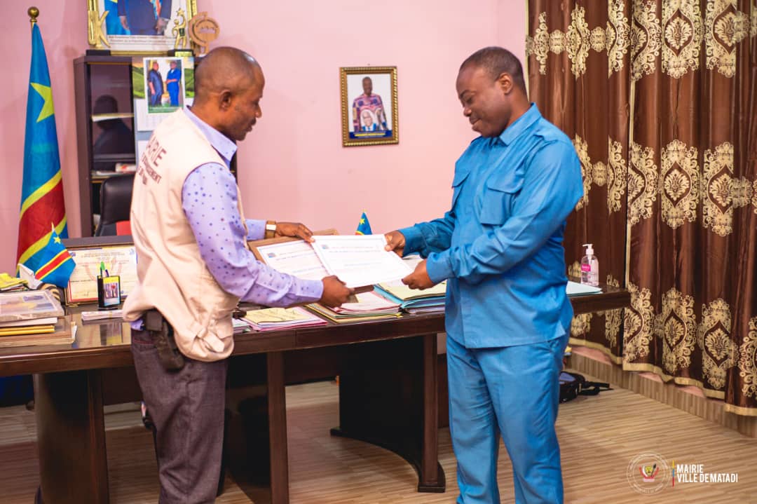 Matadi : Patrick Amboka Monga présente ses diplômes de formation au maire Dominique Nkodia Mbete